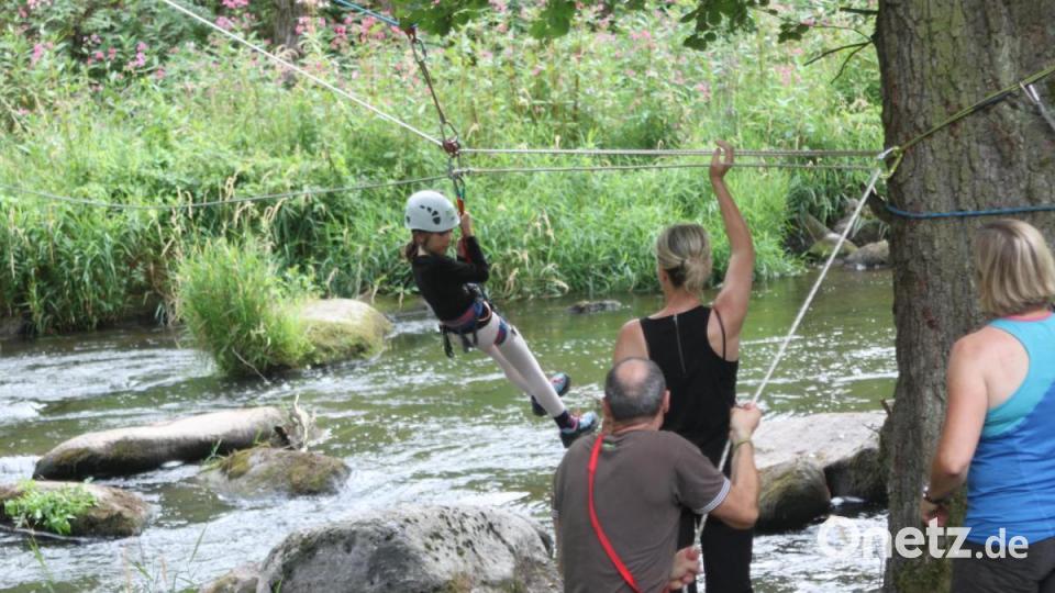 Balancierend ans andere Ufer der &quot;Noo&quot; und per Seilrutsche wieder zurück Bild: wrt