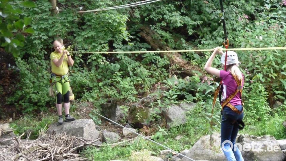 Balancierend ans andere Ufer der &quot;Noo&quot; und per Seilrutsche wieder zurück. Bild: wrt