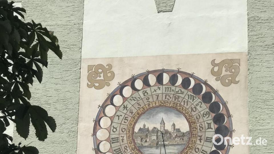 Diese Sonnenuhr prangt am Museumsquartier in Tirschenreuth. Renoviert wurde sie durch den heute 90-jährigen Malermeister Heinz Hinrichsmeyer. Die Vorlage stammt, so wird vermutet, von Albrecht Dürer. Bild: cr
