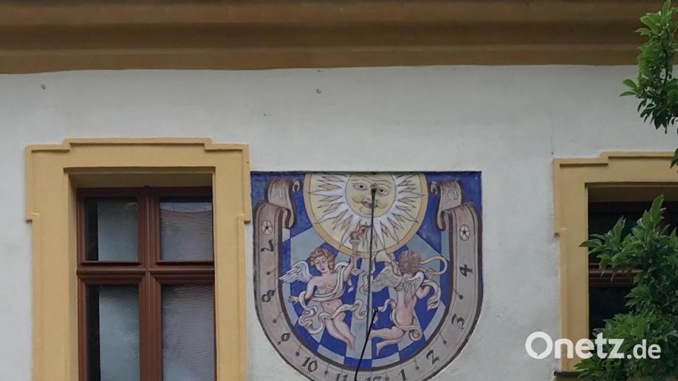 Die Sonnenuhr im Tirschenreuther Fischhof, heute Amtsgericht, ist etwas versteckt. Sogar viele Einheimische kennen sie nicht. Bild: cr