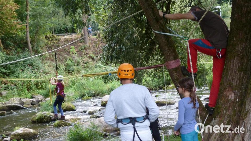Balancierend ans andere Ufer der &quot;Noo&quot; und per Seilrutsche wieder zurück. Bild: wrt