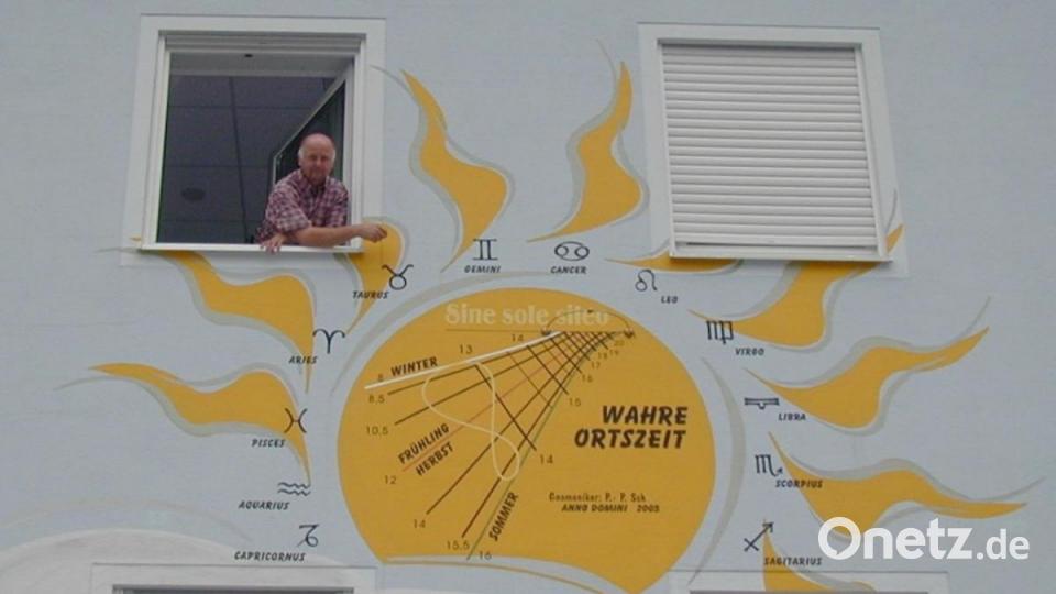 Aus dem Fenster des Sonnenhauses schaut der Konstrukteur Peter Schön. Bild: cr