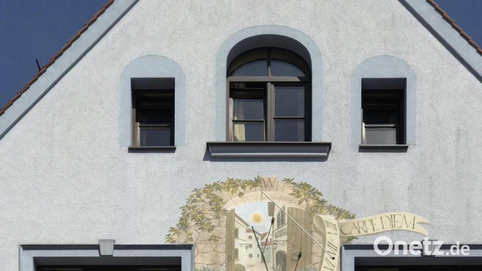 Die &quot;Weidener Zeit&quot; ist ab 14 Uhr abzulesen an der Fassade des Altstadthotels in der Türlgasse. Bild: cr