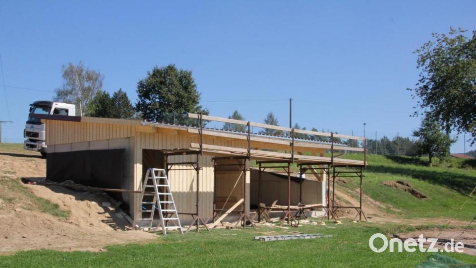 Da der in betonbauweise gefertigte Geräteraum mit Freisitz am Mehrgenerationenplatz in Niedermurach in diesem Monat termingerecht fertiggestellt und abgerechnet werden kann, wird diese Baumaßnahme auch noch entsprechend gefördert. Bild: frd