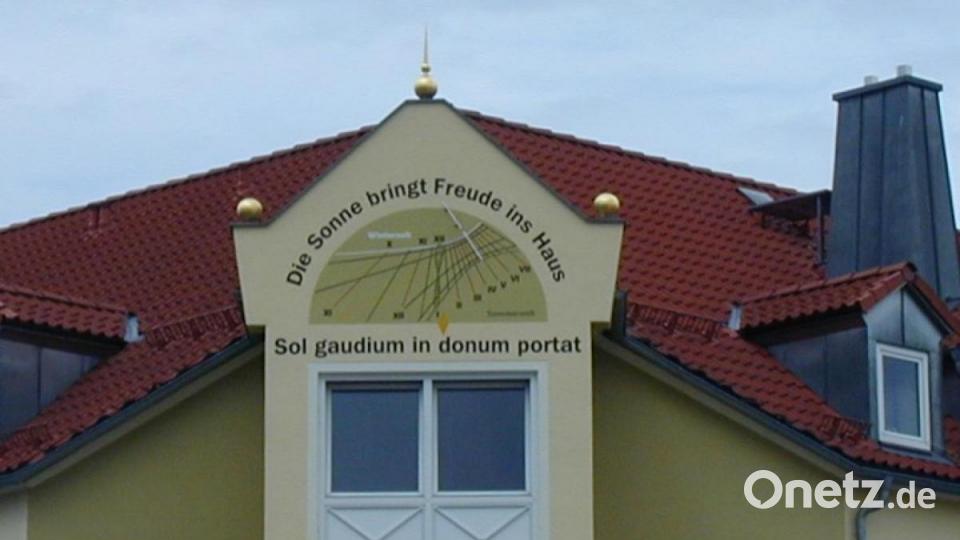 Die Sonnenuhr am „Sonnenhaus&quot;- Ärztehaus in Altenstadt/WN. Bild: cr