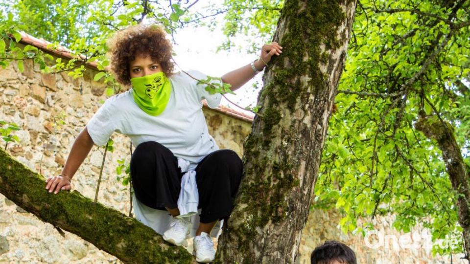 Regisseur Till Rickelt (rechts) verarbeitet die Coronakrise auch künstlerisch im Kulturherbst. Auch die Inszenierung der &quot;Kuh Rosmarie&quot; mit Mona Fischer und Johannes Aichinger ist durch die Coronaregeln beeinflusst. Fischer ist außerdem in &quot;Cyrano de Bergerac&quot; als Roxane zu sehen. Bild: Landestheater Oberpfalz