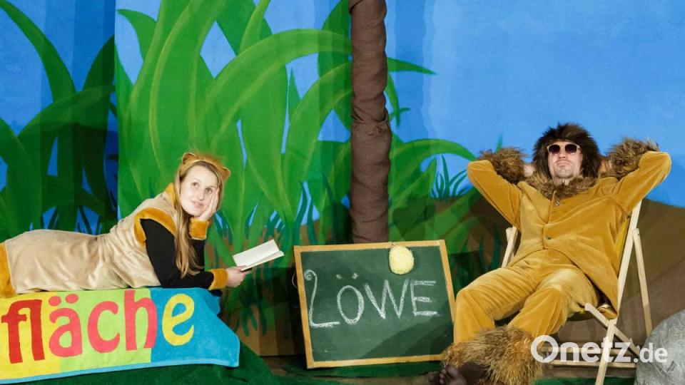 Der Löwe lernt das Schreiben für seine Angebetete. Bild: Theater Spielzeit