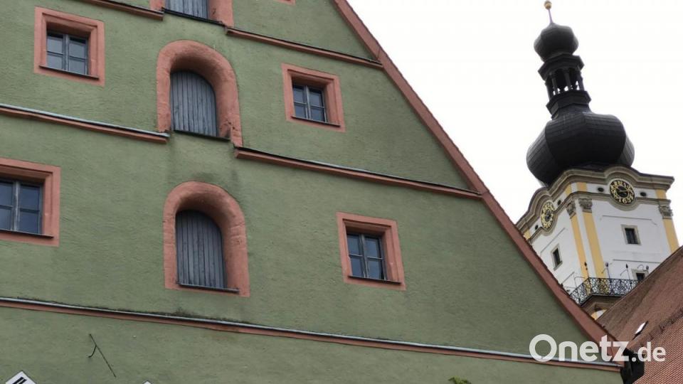 Ob die Sonnenuhr am Stadtarchiv Weiden schon immer hier befestigt war, ist unsicher. Auch hier finden sich keine Angaben, warum die Uhr an der Weststeite hängt. Drei Gulden soll die Herstellung gekostet haben. Bild: cr