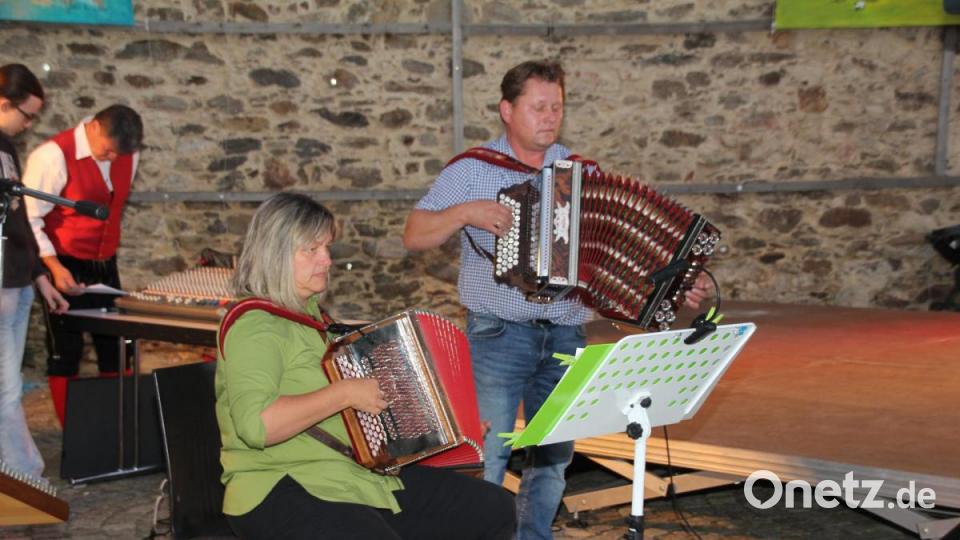 Andrea Pfaffl und Manfred Ehrentaler (von links) eröffneten mit ihren Musikstücken einen abwechslungsreichen Abend. Bild: frd