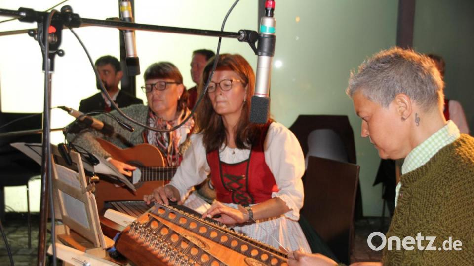 Das Trio Stubenmusik bewies, dass sie ihre Musik auch ganz gut unter den „freien Himmel“ passt. Bild: frd