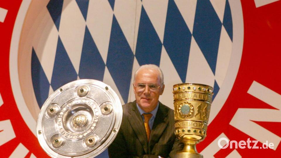 Franz Beckenbauer mit Meisterschale und DFB-Pokal beim FC Bayern München. Bild: Frank Mächler