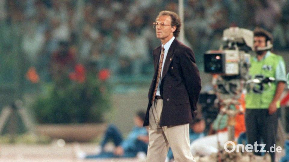 Franz Beckenbauer beim WM-Finale Deutschland gegen Titelverteidiger Argentinien an der Seitenlinie. Die DFB-Elf gewann 1:0. Beckenbauer wurde somit auch als Trainer Weltmeister. Bild: Frank Leonhardt