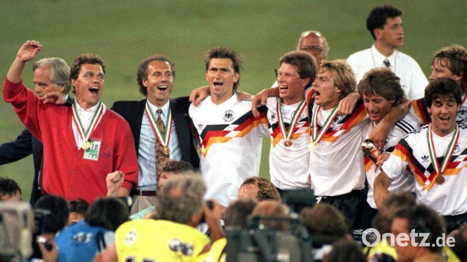 Franz Beckenbauer und seine Mannschaft, mit der er 1990 in Italien den WM-Titel holte. Bild: Frank Kleefeldt