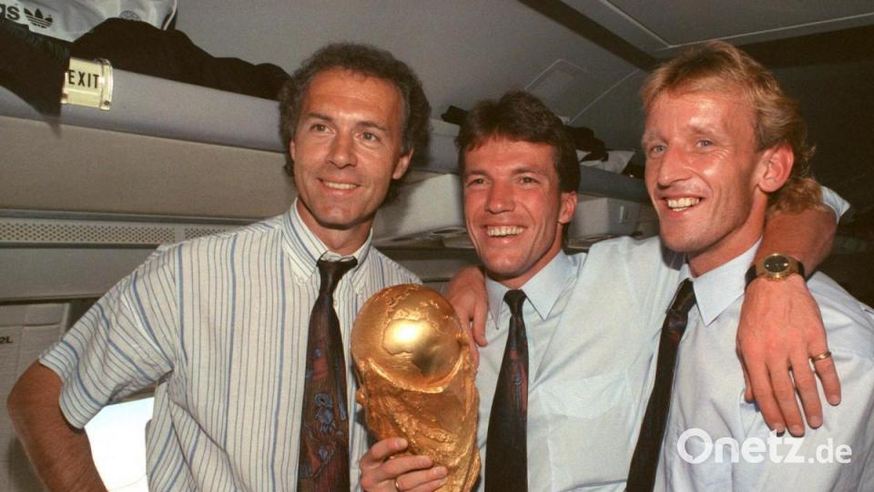 Franz Beckenbauer 1990 mit dem WM-Pokal, Lothar Matthäus und Andreas Brehme (rechts). Bild: Wolfgang Eilmes
