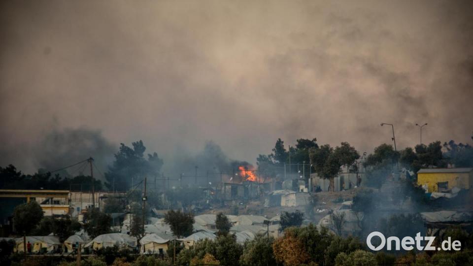 09.09.2020, Griechenland, Lesbos: Rauchwolken des Feuers steigen über die Zelte in dem Flüchtlingscamp. Das Flüchtlingslager ist durch einen Großbrand in der Nacht nahezu vollständig zerstört worden. Foto: Panagiotis Balaskas/XinHua/dpa +++ dpa-Bildfunk +++ Bild: Panagiotis Balaskas