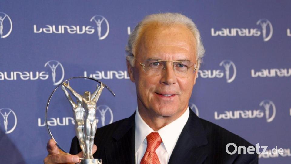Franz Beckenbauer zeigt den ihm für sein Lebenswerk verliehenen &quot;Laureus&quot;-Sportlerpreis. Bild: Carsten Rehder