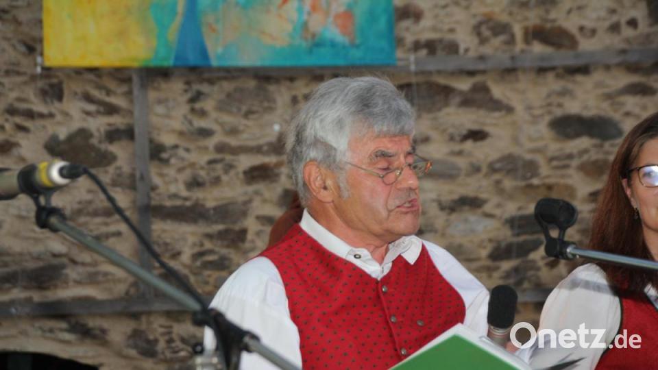 Anderl Ebnet berichtete in Gedichtform aus seiner Schulzeit, in der alle acht Klassen in einem Klassenzimmer zusammengefasst waren, trotzdem sind die Schüler nicht „dumm“ geblieben. Bild: frd