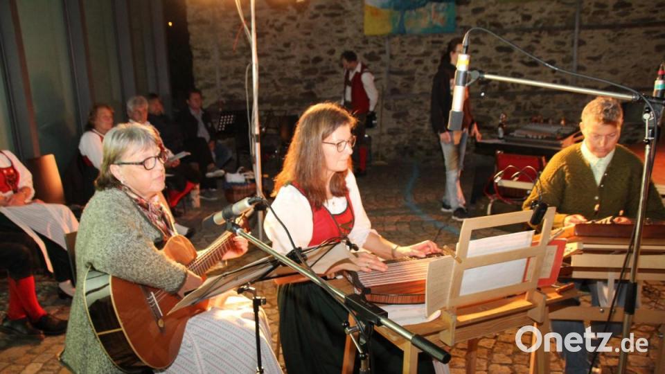 Das Trio Stubenmusik bewies, dass sie ihre Musik auch ganz gut unter den freien Himmel passt. Bild: frd