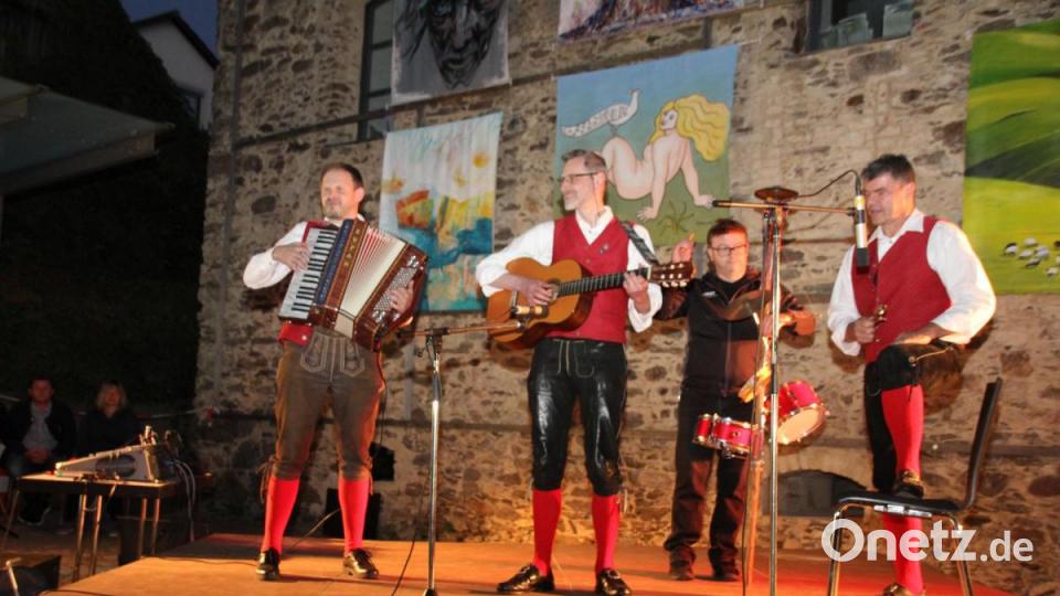 Mit flotten Musikstücken brachten (von links) Martin Ebenhöch, Georg Ebenhöch, Martin Spitzhirn und Xaver Bayer Stimmung auf die Bühne vor dem Centrum Bavaria Bohemia. Bild: frd
