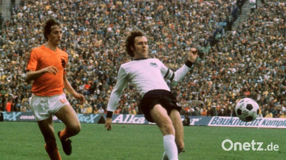 Franz Beckenbauer (r) und der Niederländer Johan Cruyff beim Fußballweltmeisterschafts-Finale Deutschland gegen Niederlande 1974. Beckenbauer und seine Mannschaftskameraden gewannen das Spiel 2:1. Bild: -