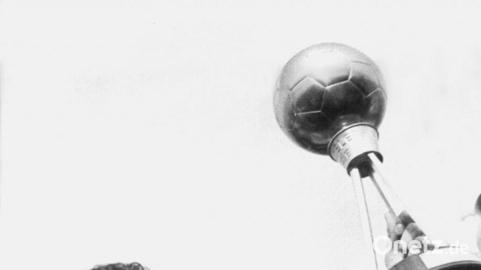 Franz Beckenbauer, der von deutschen Sportjournalisten zum &quot;Fußballer des Jahres 1976&quot; gewählte Mannschaftskapitän des FC Bayern München, nimmt den &quot;Goldenen Ball&quot; entgegen. Bild: Hamberger