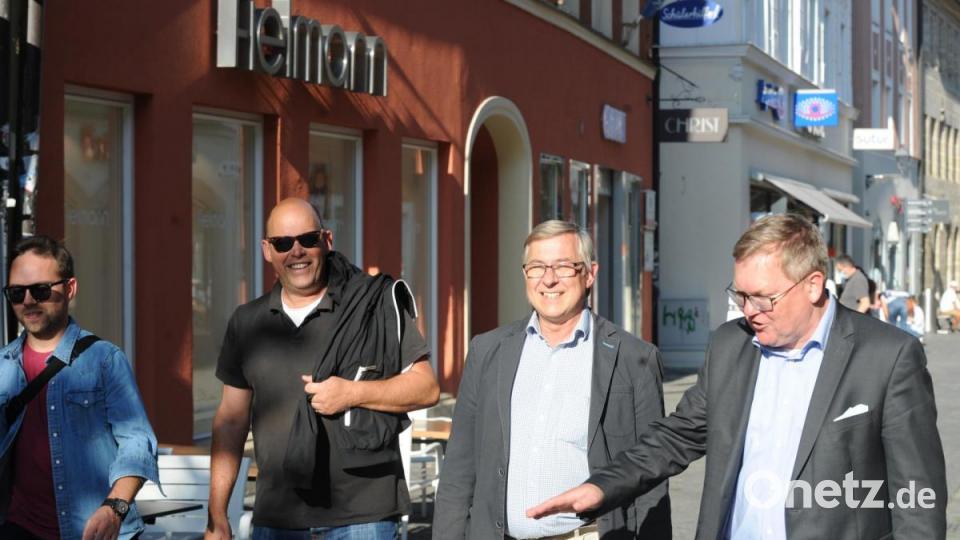 Oberbürgermeister Michael Cerny mit den Vertretern der CSU Stadtratsfraktion auf dem Weg durch Amberg. Bild: Andreas Brückmann