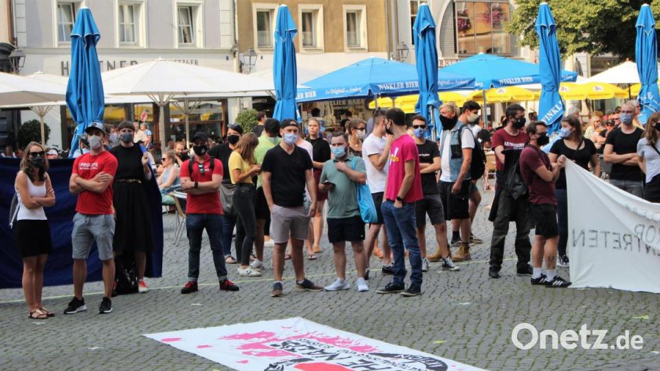 Der Tod von Klaus Peter Beer darf nicht vergessen werden. Darauf machten Demonstranten am Samstag auf dem Marktplatz aufmerksam. Bild: Williamson, Dagmar