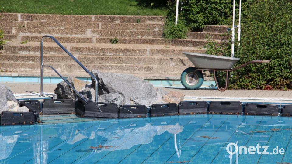 Derzeit wird das Freudenberger Bad winterfest gemacht. Am Beckenrand sieht man Plastikblöcke, die den Druck ausgleichen sollen, wenn das Wasser im Winter friert. Bild: gri