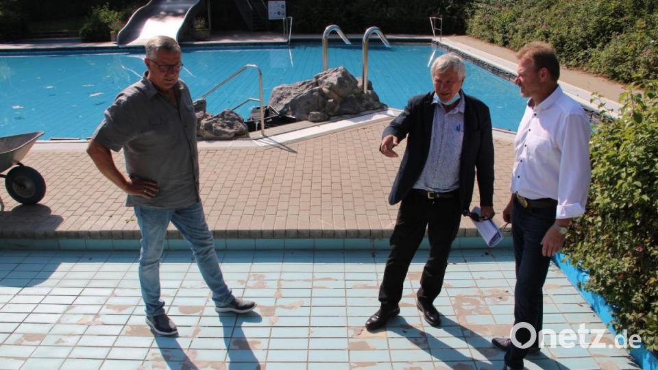 Hier geht kein Politiker baden. Im Gegenteil. Von links: Schwimmmeister Uwe Paul, Bundestagsabgeordneter Alois Karl und Bürgermeister Alwin Märkl. Bild: gri
