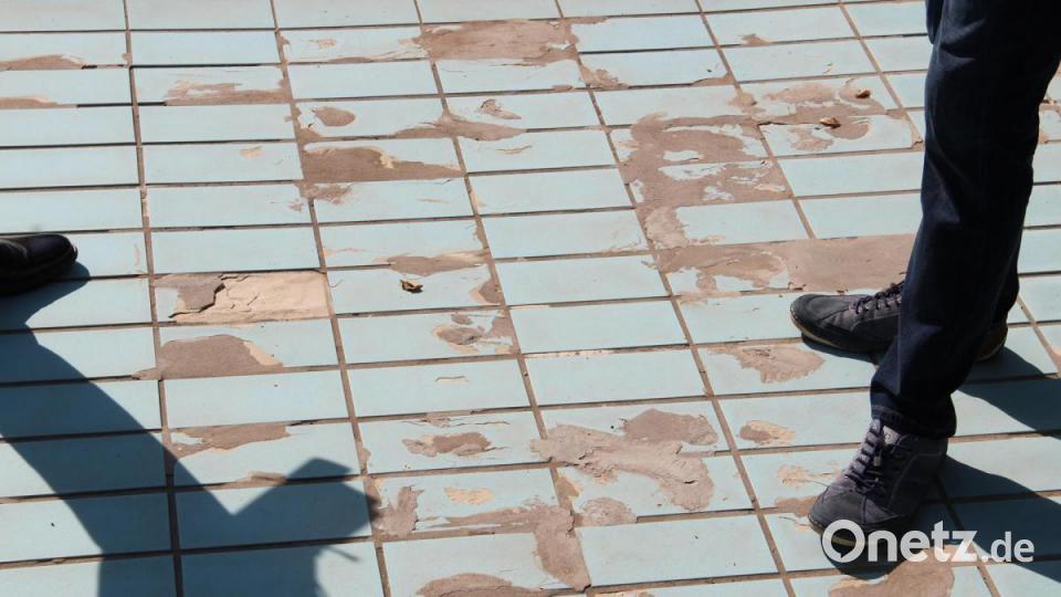 Besonders in den sogenannten Durchschreite-Becke zeigen sich die Schäden an den Fliesen. Bild: gri