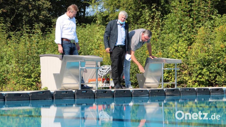 Inspektion der Lage am Beckenrand (von links): Bürgermeister Alwin Märkl Bundestagsabgeordneter Alois Karl und Schwimmmeister Uwe Paul. Bild: gri