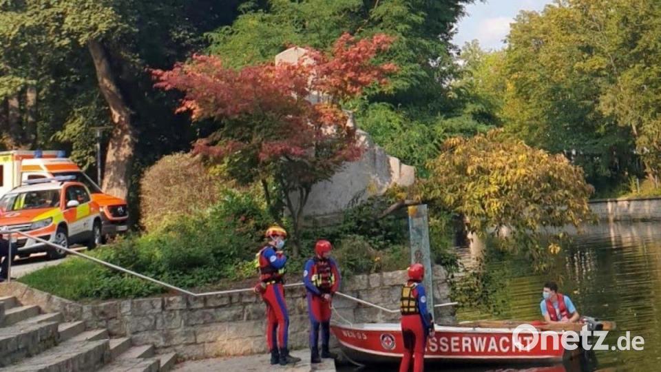 Mit Booten, Tauchern und Menschenketten suchte die Wasserwacht den Flutkanal ab. Bild: ILS Nordoberpfalz
