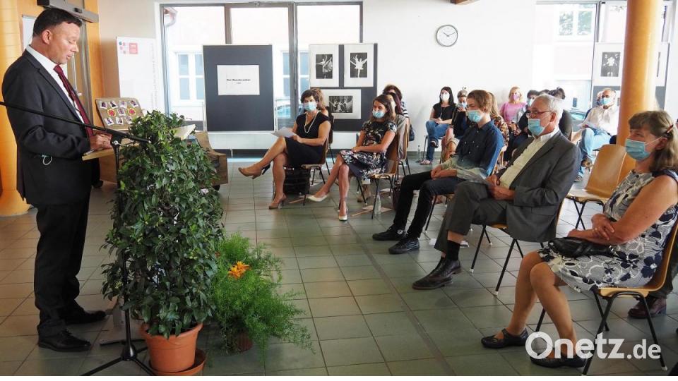 VHS-Geschäftsführer Stefan Frischholz hält die Laudatio für Leonhard Dietrich. Mit dabei Ehefrau Irmgard und die Kinder Melanie und Maxl. Bild: Bühner