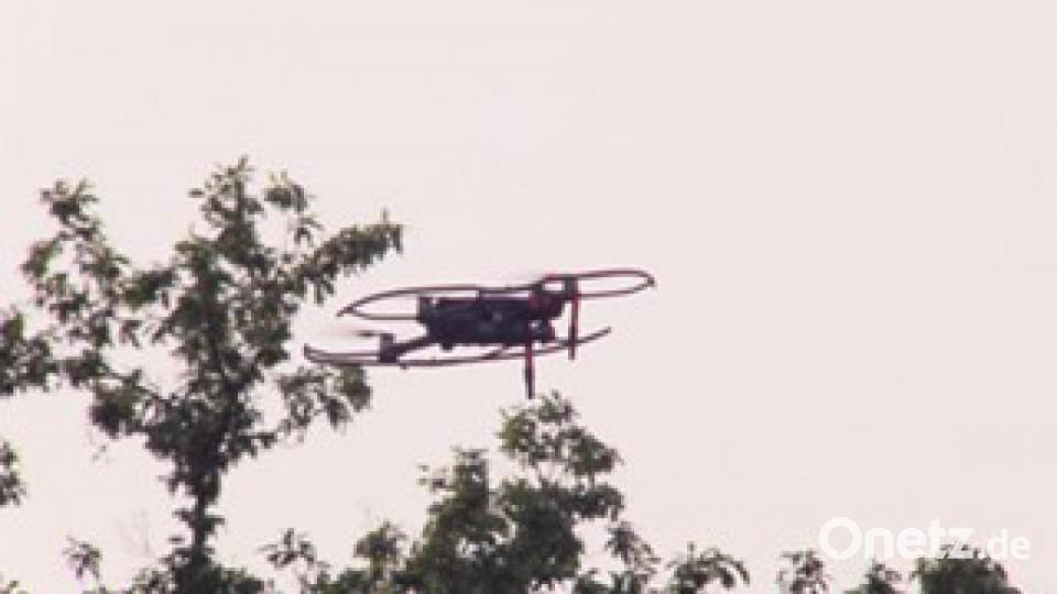 Die Feuerwehr Neustadt/WN suchte den Weidener Flutkanal mit einer Drohne mit Wärmebildkamera ab. Bild: Gustl Beer