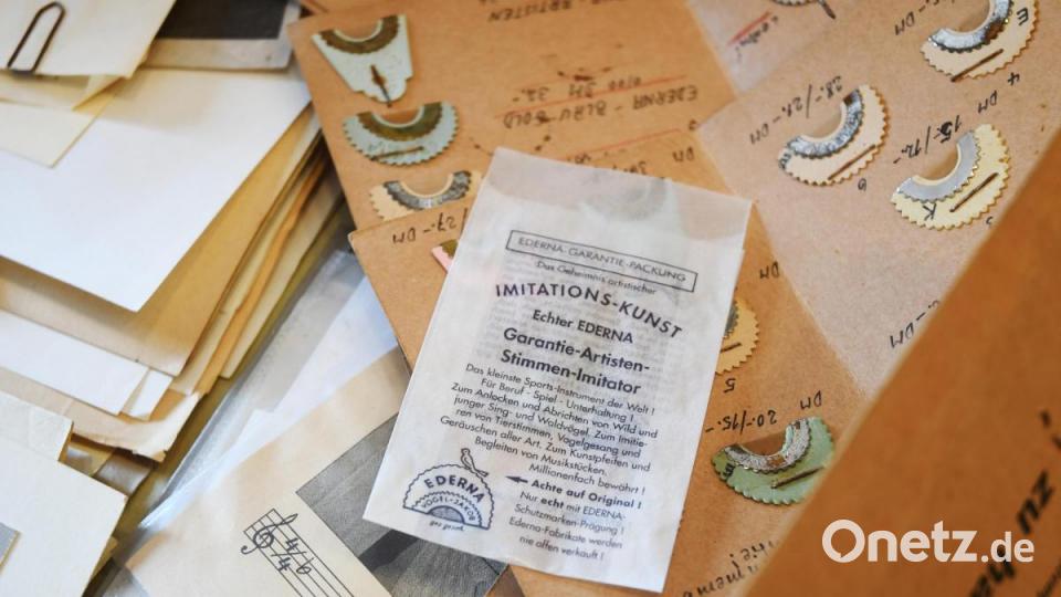 Die Tütchen, in denen auch heute noch &quot;Edernas echte Garantie-Artisten-Stimmen-Imitatoren&quot; verpackt werden, weisen auf die Herkunft als Artist von Lorenz Tresenreiter, der als &quot;Vogeljakob&quot; bekannt wurde hin. Bild: Gabi Schönberger