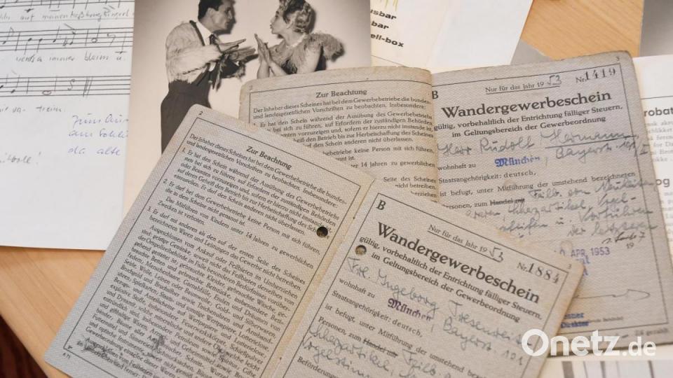 Die Wandergewerbescheine gestatteten Ingeborg Tresenreiter und Rudolf Hermann den Verkauf von Scherzartikeln und Vogelstimmenpfeifen. 1953 waren die beiden noch nicht verheiratet. Bild: Gabi Schönberger
