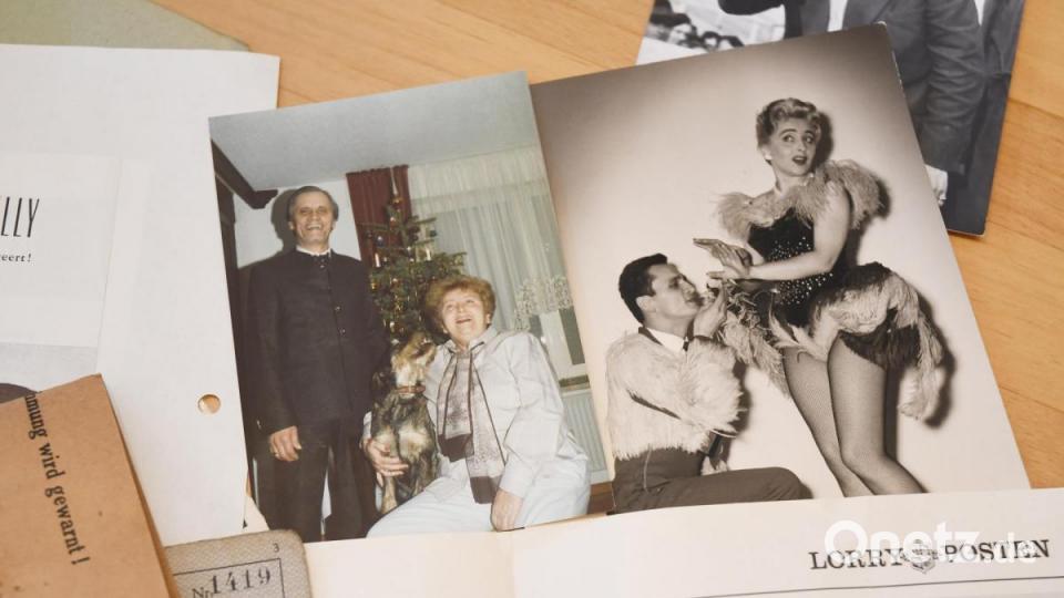 Inge und Rudi Hermann in späteren Jahren vor dem Weihnachtsbaum und als &quot;Spatz und Spätzin&quot; im Bühnenoutfit. Bild: Gabi Schönberger