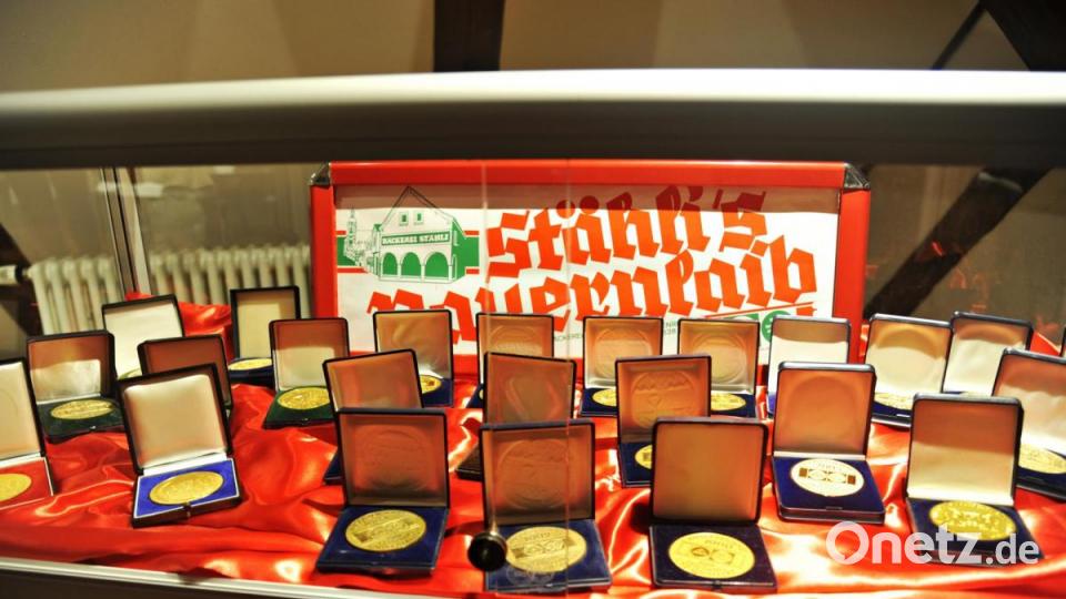 Glanzstücke der Ausstellung: Die vielen Goldmedaillen, die Stählis Bauernlaib gewonnen hat. Bild: enz