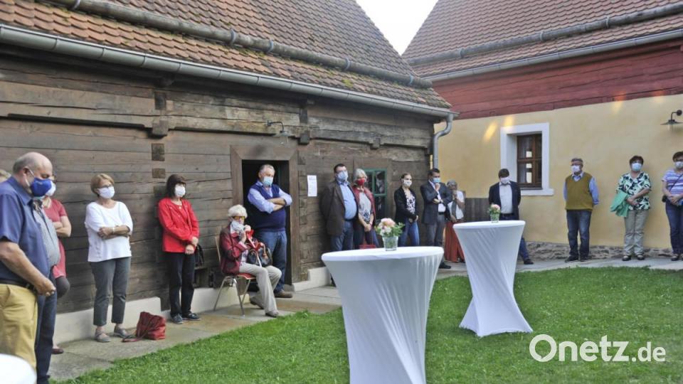 Zahlreiche Gäste hatten sich im Sengerhof zur Eröffnung der Ausstellung eingefunden. Bild: enz
