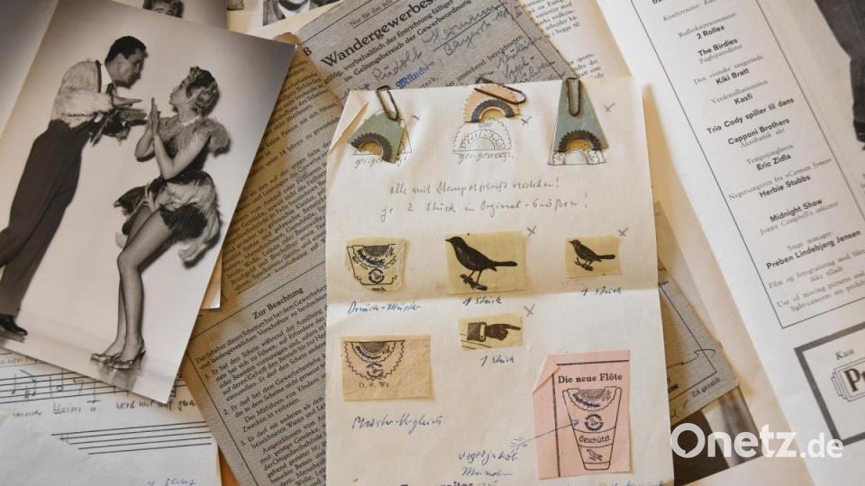 Als Imitator und Komiker bezeichnete sich der &quot;Vogeljakob&quot; Lorenz Tresenreiter, der nicht nur das Vogelpfeiferl entwarf, sondern auch die Werbeartikel und Prägungen designte. Bild: Gabi Schönberger
