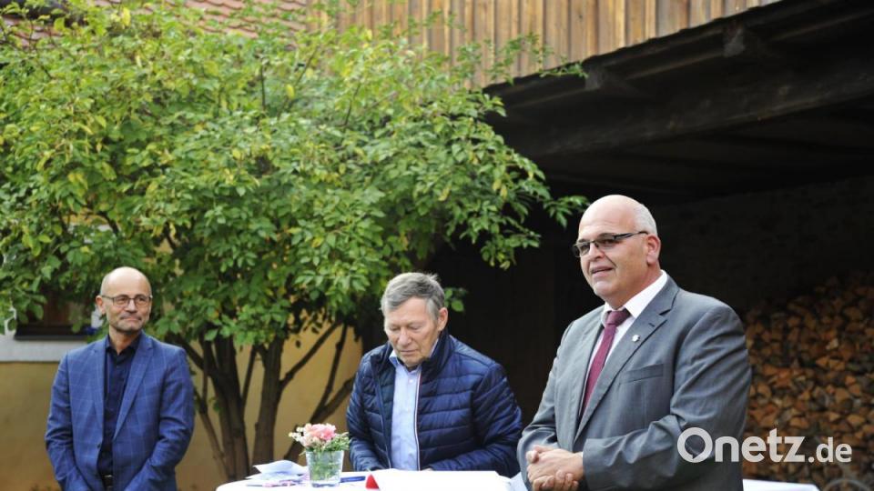Bürgermeister Klaus Meyer (rechts), der stellvertretende Landrat Alfred Scheidler (links) sowie Siegfried Stähli (Mitte) bei der Eröffnung. Bild: enz