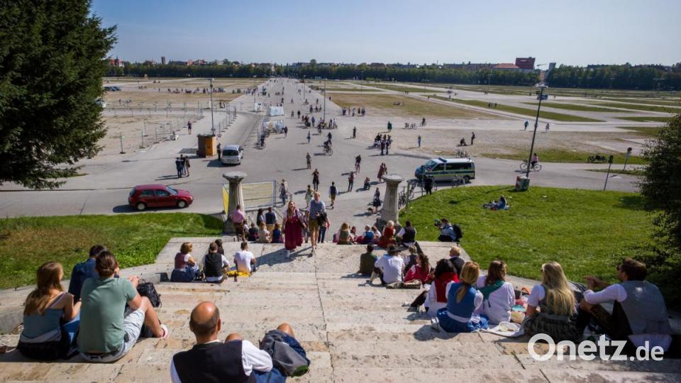 Besucher, manche davon in Tracht gekleidet, sitzen auf dem Wiesn-Gelände auf der Freitreppe unterhalb der Bavaria-Statue. Wegen der Corona-Pandemie 2020 wurde das Oktoberfest abgesagt. Auf der Theresienwiese gilt am Samstag ein Alkoholverbot, um wilde Ersatzfeiern für die ausgefallene Wiesn zu verhindern. Bild: Peter Kneffel/dpa