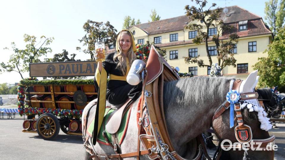 Viktoria Ostler, das Münchner Kindl, sitzt bei einem Treffen der Wiesnwirte auf dem ehemaligen Exerzierplatz der Luitpold Kaserne an der Schwere-Reiter-Straße auf einem Pferd, und hält einen Bierkrug in der Hand. Bild: Felix Hörhager/dpa