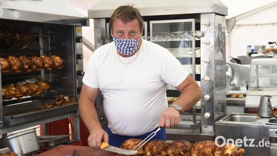 Festwirt Reinhard Gschrey in seinem Element, auch mit Maske: Der neue Festwirt freut sich, dass seine Idee von der &quot;Dult light&quot;, mit Biergarten und Essen zum Mitnehmen, in Amberg so gut angekommen ist. Bild: Petra Hartl