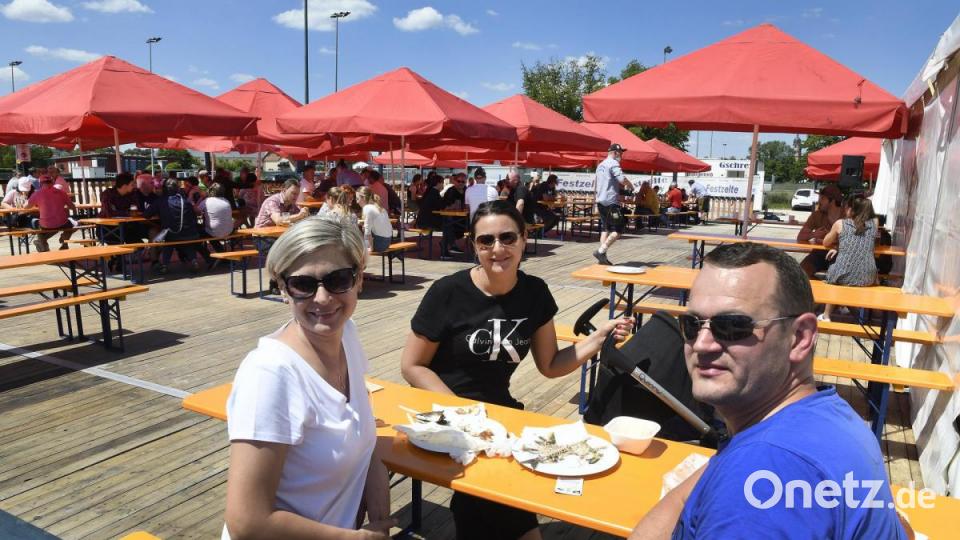 Helena, Angelina und Ivan sind zufällig hier gelandet: Eigentlich wollte die Familie nur einen Spaziergang machen, ist dann zufällig am Dult-Biergarten vorbei gekommen und gleich zum Mittagessen eingekehrt. Bild: Petra Hartl