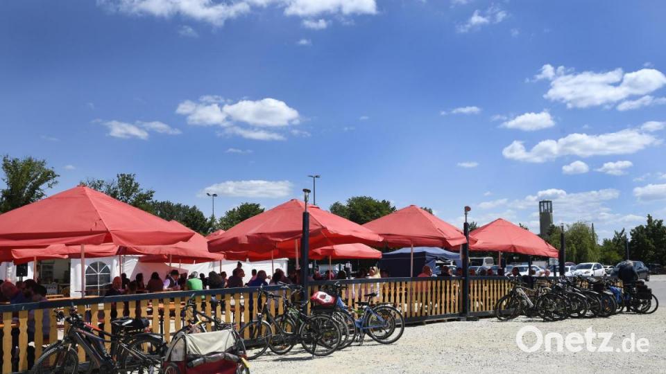 Viele Ausflügler kamen mit dem Rad, aber auch viele Autos mit Kennzeichen von Neumarkt bis Neustadt/Waldnaab zeigen: Die Idee vom Dult-Biergarten ist gut angekommen. Bild: Petra Hartl