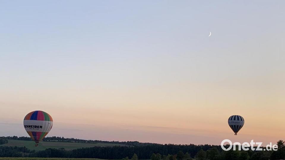 Zwei Heißluftballone sorgten am Sonntagabend zwischen Zessau und Schmierhof für Bewunderung und erzeugten einen Menschenauflauf. Die beiden Heißluftballone entschwanden in Richtung Schmierhof. Ein herrliches Bild vor dem bunten Abendhimmel. Bild: rpp