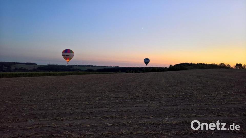 Hier schweben die Ballone in den Abendhimmel und verschwinden hinter dem Wäldchen. Bild: rpp