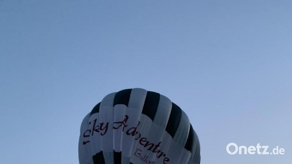 Die Heißluftballone landeten bei Schmierhof/Hub. Die zahlreichen Zaungäste konnten beobachten wie der enorme Ballonaufbau in sich zusammensank. Bild: rpp