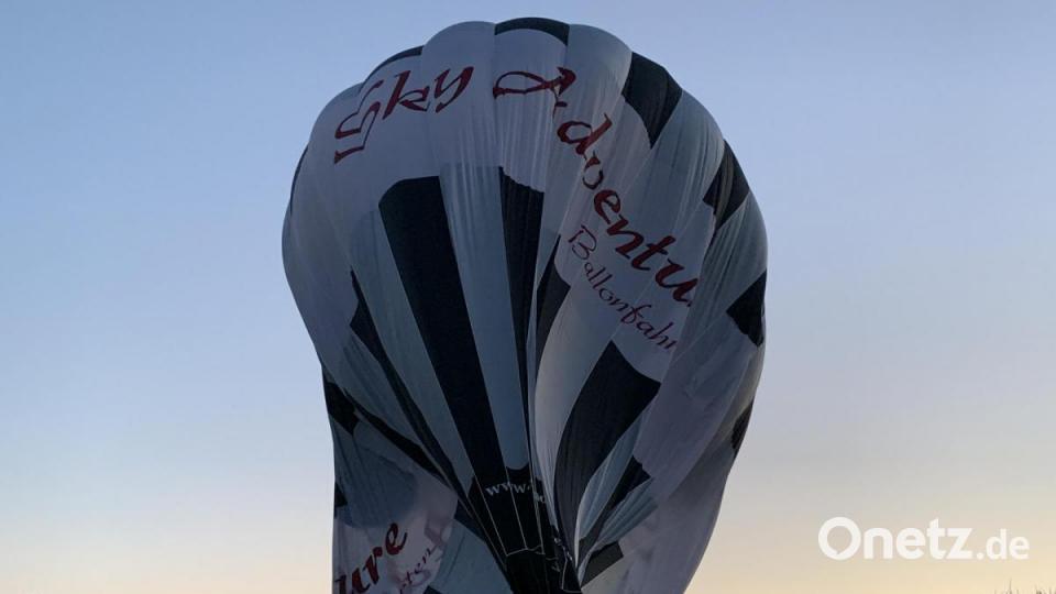 Während die Luft entwich, wurde der Stoff bereits von zahlreichen Helfern gerafft. Bild: rpp